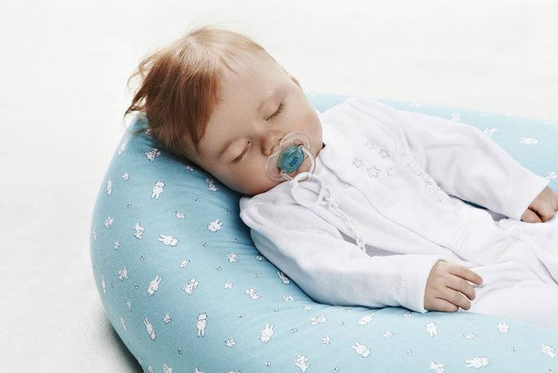 Со скольки спать на подушке ребенку. Подушка для малыша. Подушка для недоношенных детей. Подушка для 4х месячных детей. Большой ребенок в подушках.
