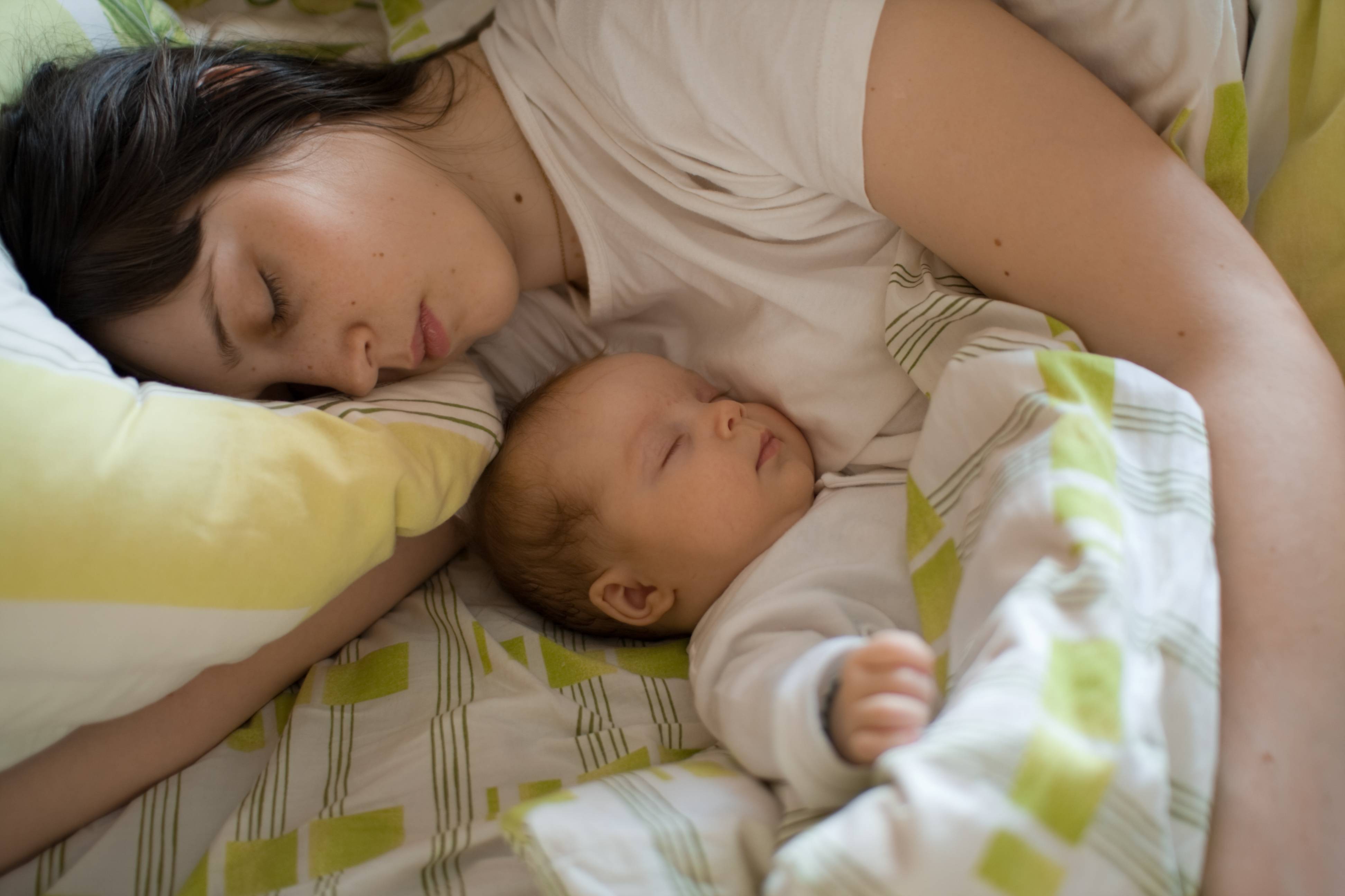 Как укладывать спать без укачивания. Совместный сон с ребенком. Совместный сон с грудничком. Совместный сон мамы и ребенка.