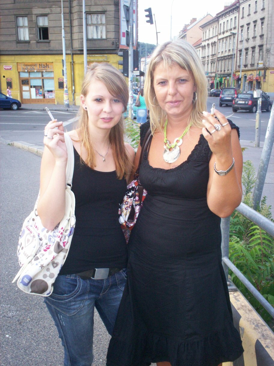 Мама и дочь курильщицы
