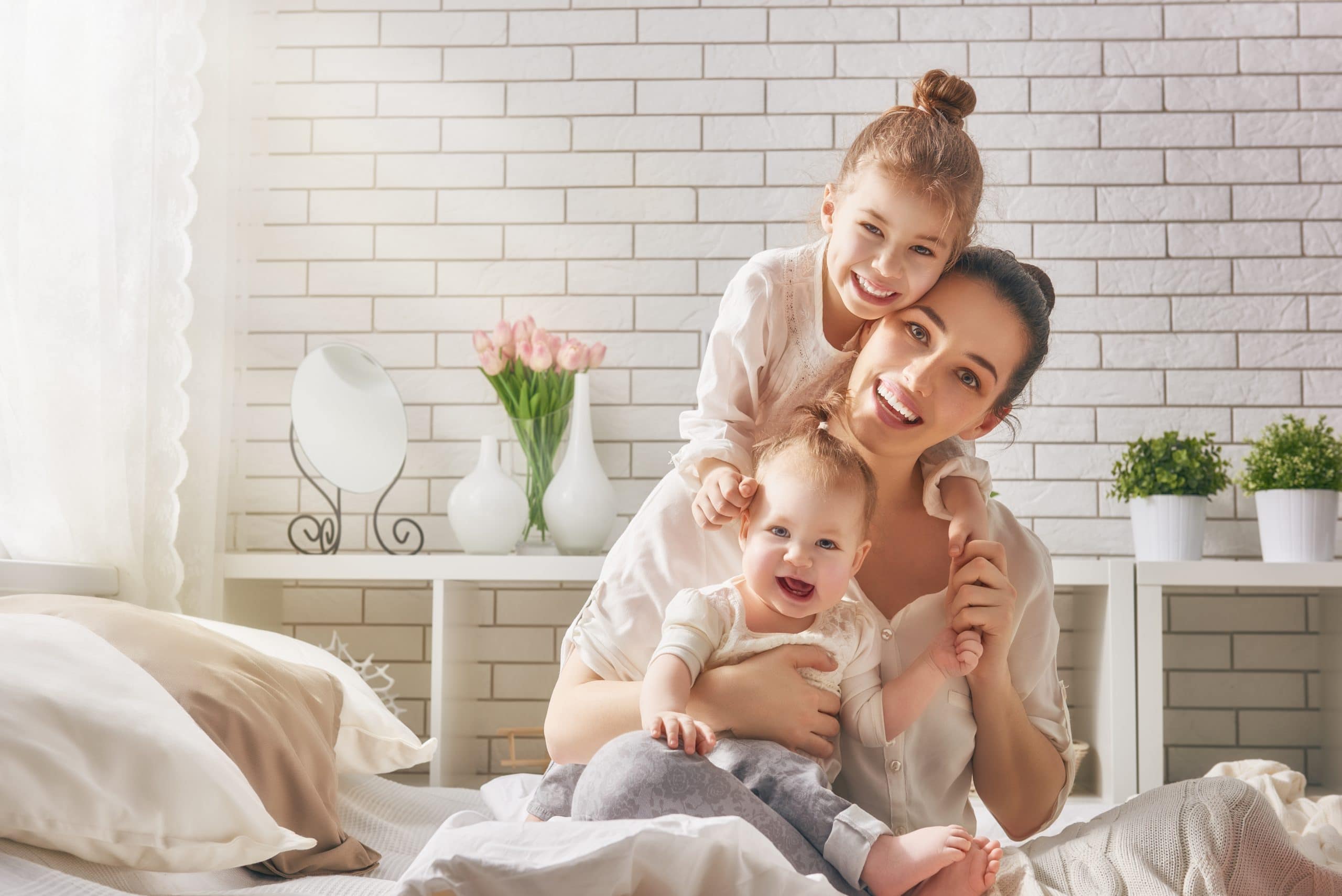 Счастлива мать счастливы дети. Женщина с ребенком. Счастливая мама с ребенком. Фотосессия семьи в квартире. Мама с двумя детьми.