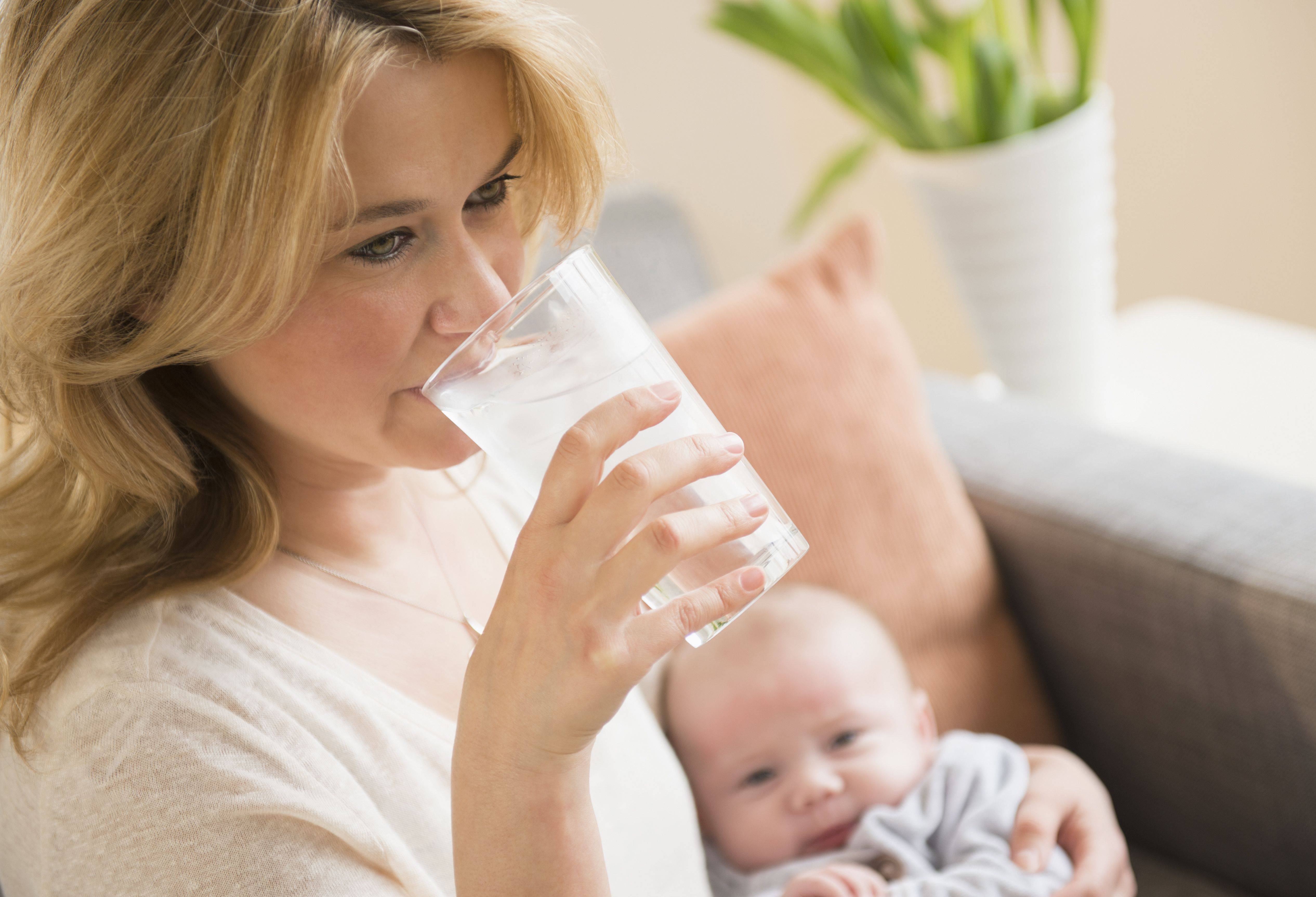 Можно вскармливании. Питьевой режим кормящей женщины. Молоко для мамы при грудном вскармливании. Вода при грудном вскармливании. Мама пьет молоко.