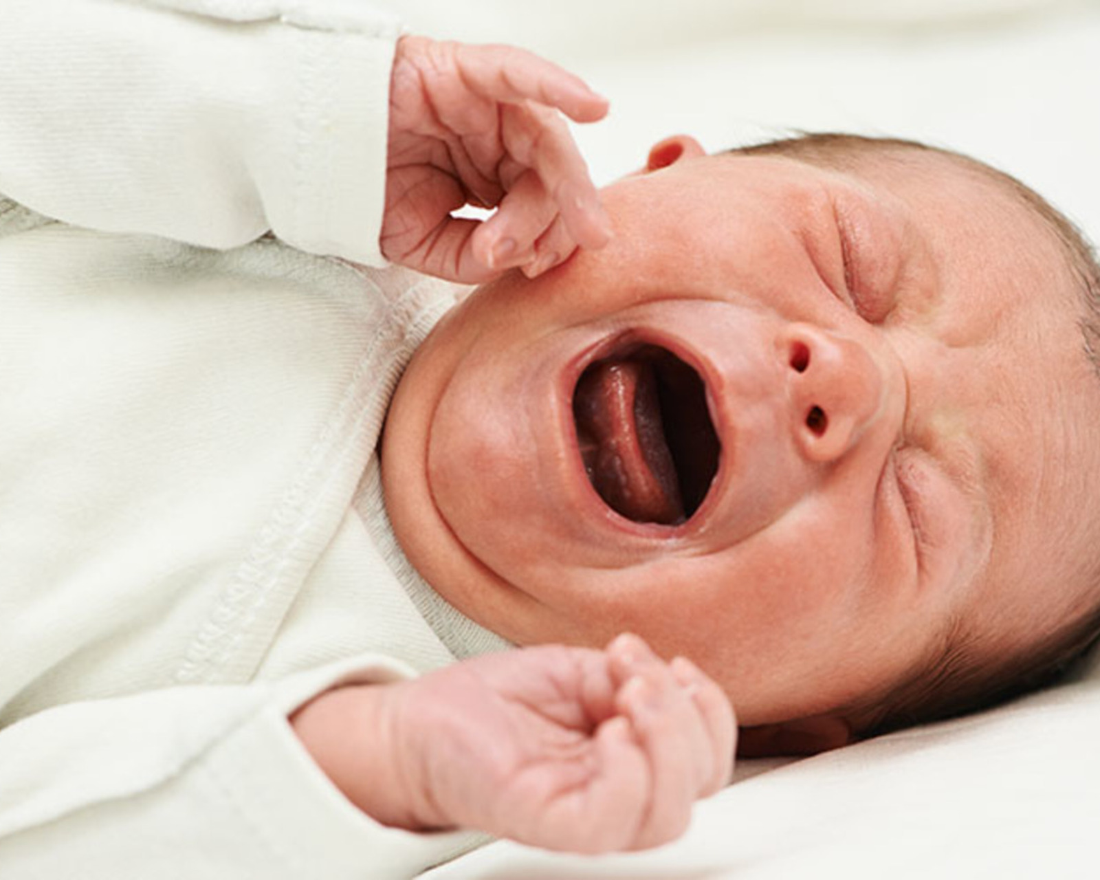 Почему новорожденный стал. Новорожденный ребенок. Новорожденный ребенок плачет. Пограничные состояния новорожденных. Крик малыша.