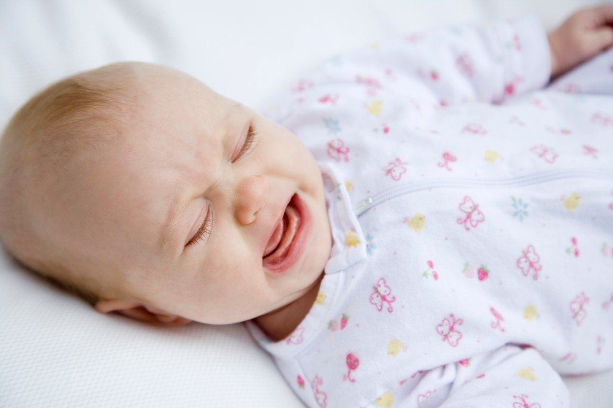 Ребенок 6 месяцев беспокойный. Сонный ребенок. Спящий ребенок. Ребенок плачет во сне.