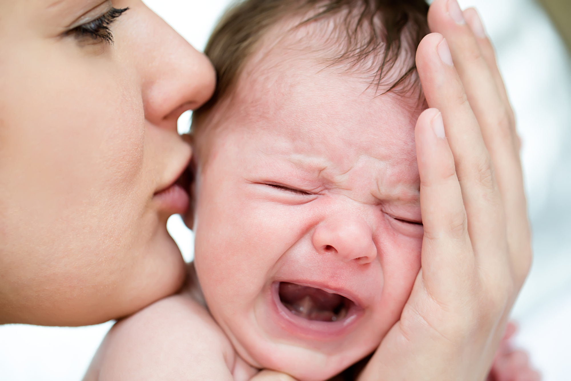Плачь матери слушать. Мама успокаивает младенца. Младенец плачет. Новорожденный кричит. Мама и малыш плачет.