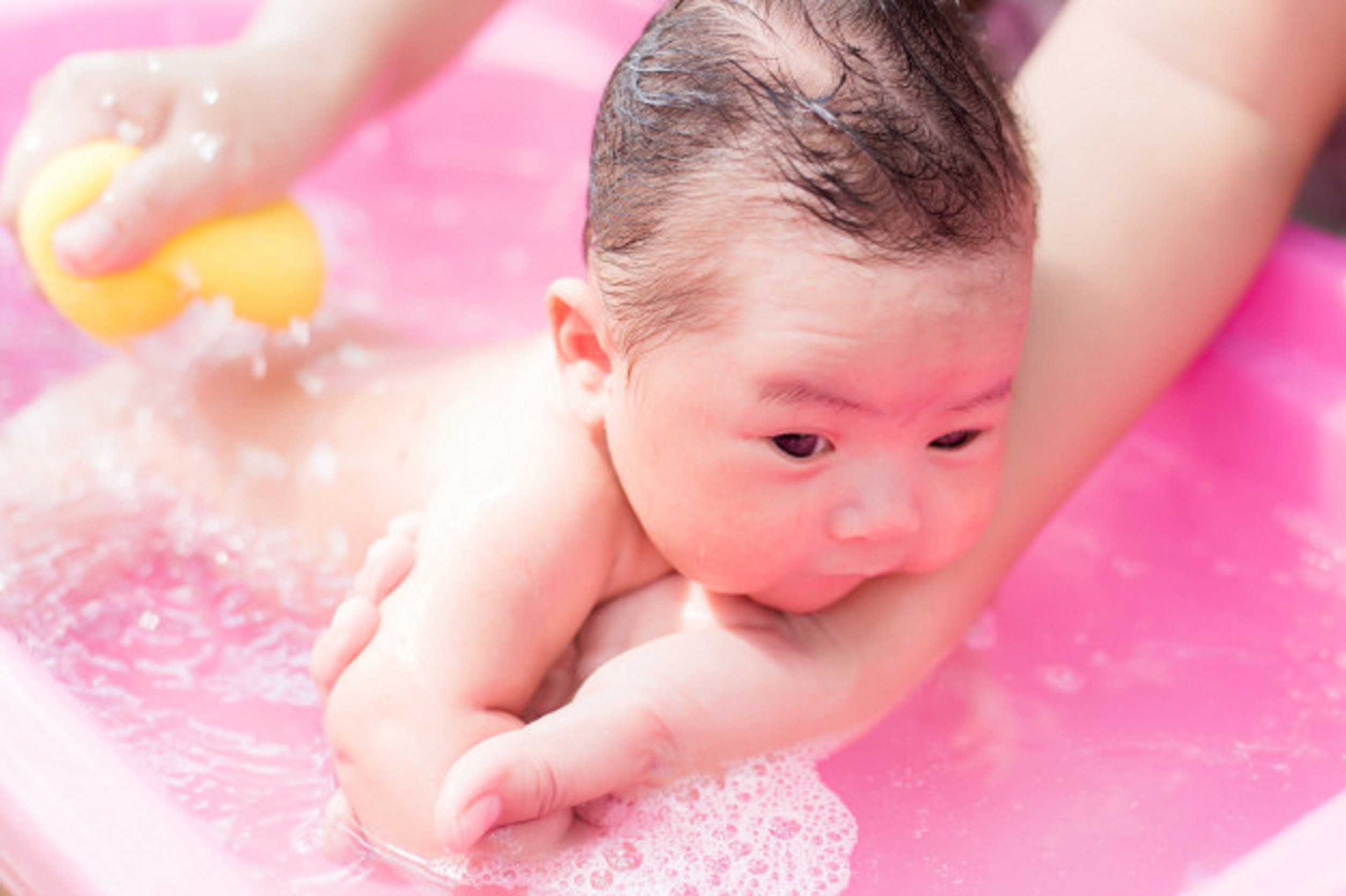 Правильное купание новорожденного. Купание малыша. Купание новорожденного ребенка. Купание ребенка грудного возраста. Гигиеническая ванна новорожденного.