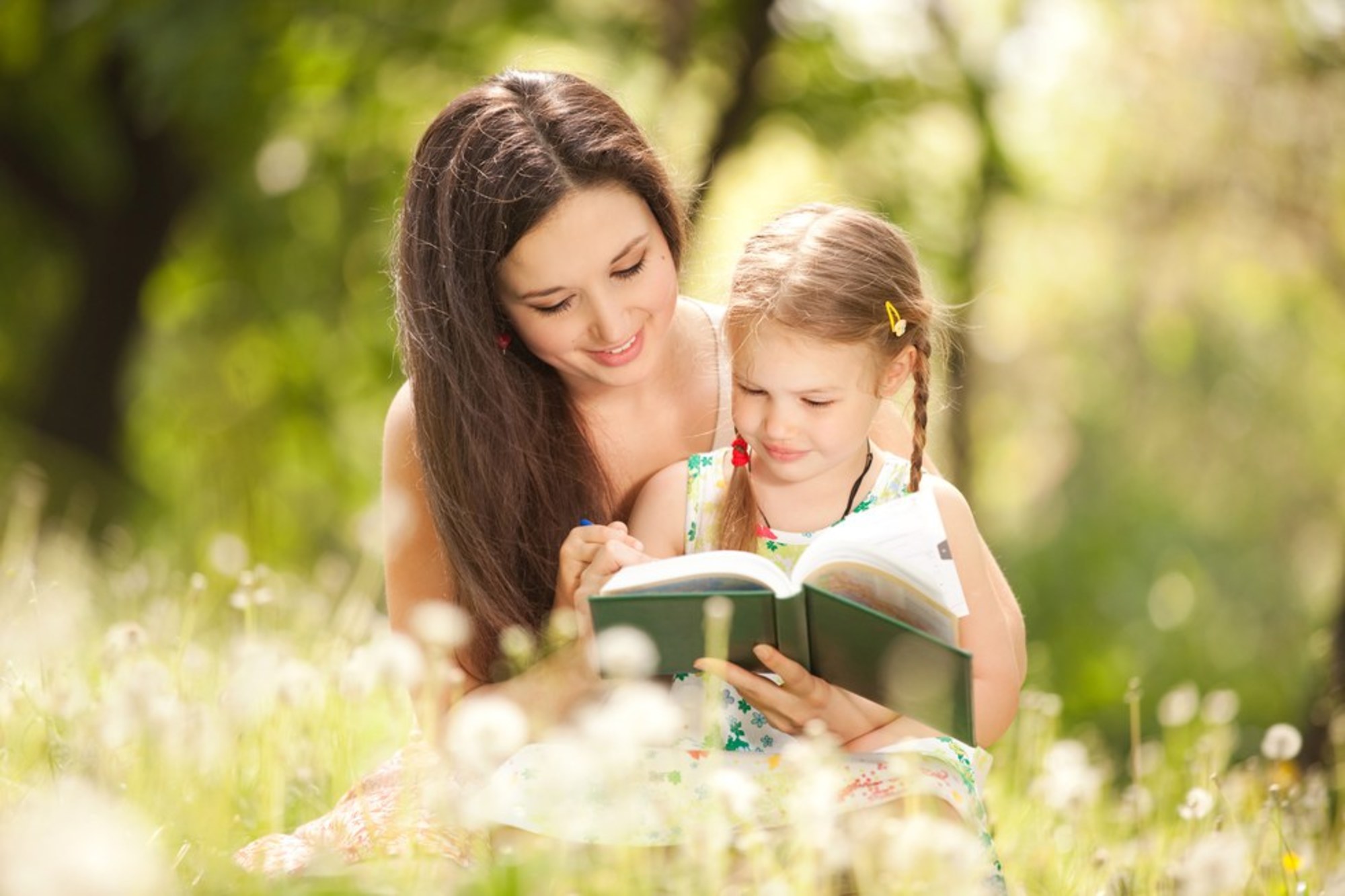 Картинки матери. Мать с ребенком. Мама и дочка. Женщина с ребенком. Чтение на природе.