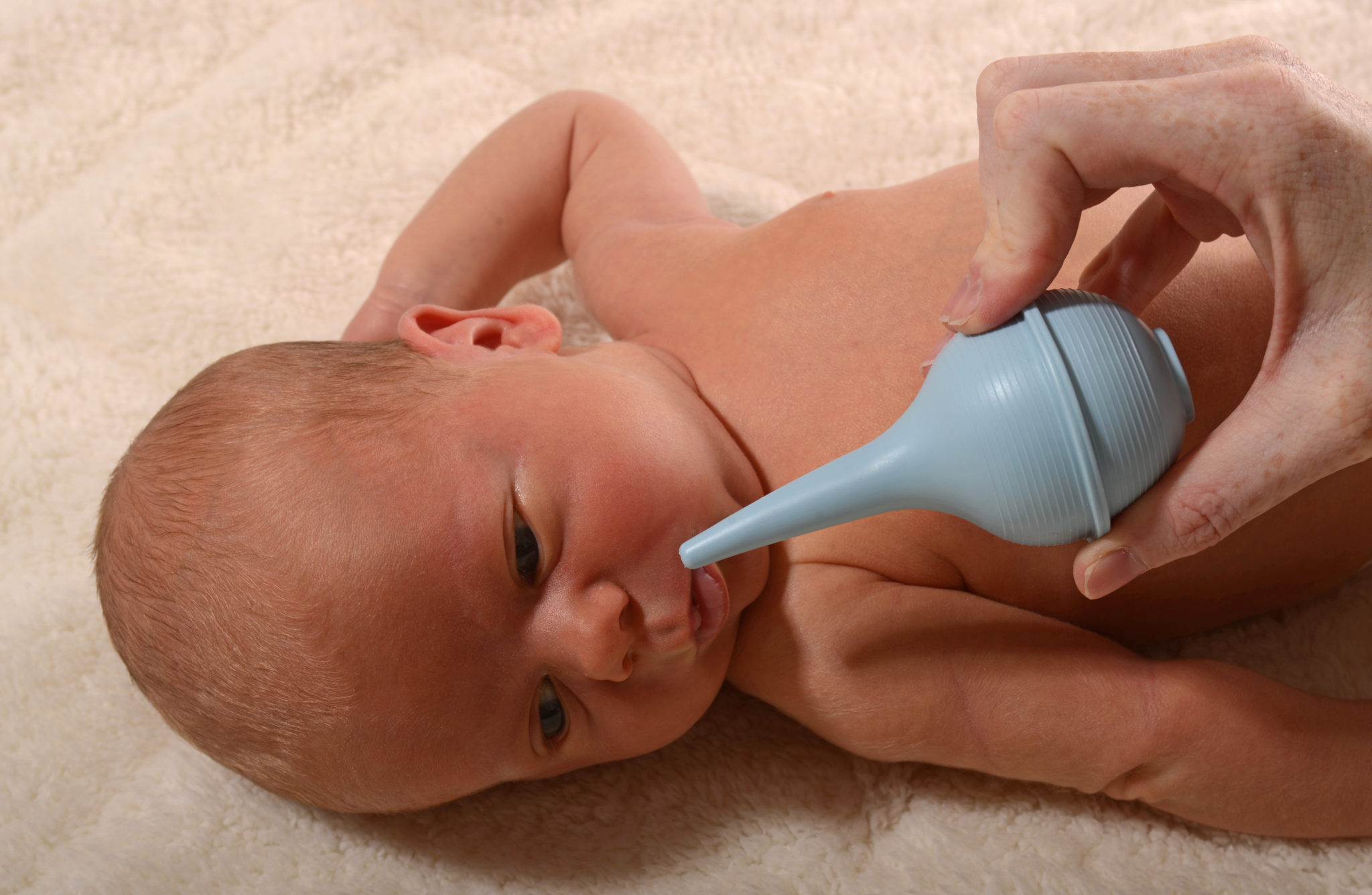 Как почистить нос новорожденному от козявок