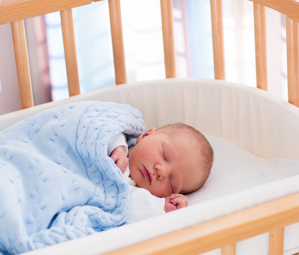 Малыш в кроватке. Кроватка для новорожденного. Младенец в кроватке. Новорожденный ребенок в кроватке.
