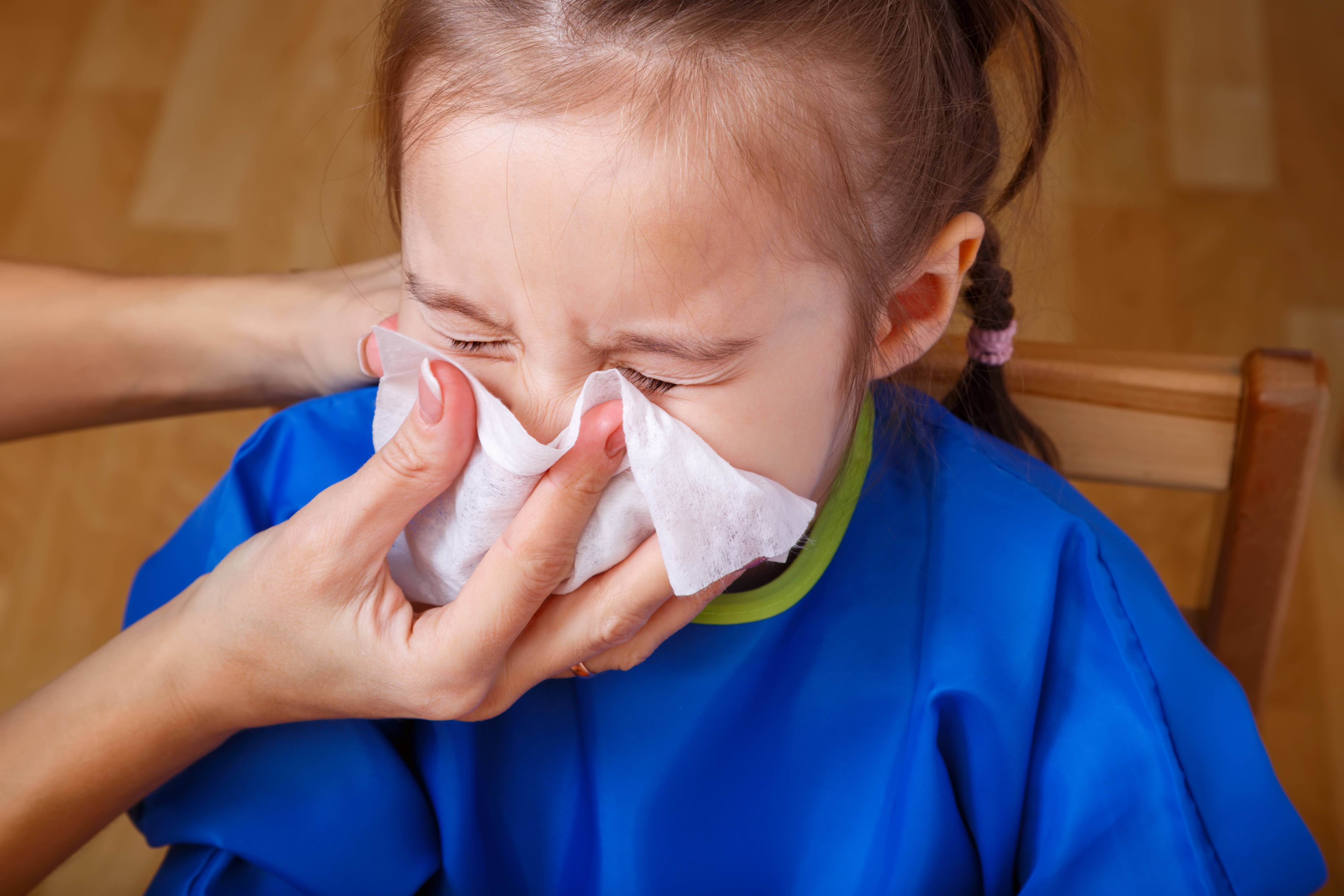 Последствия простуды. Насморк у ребенка. Вытирает нос ребенку. Детский насморк.