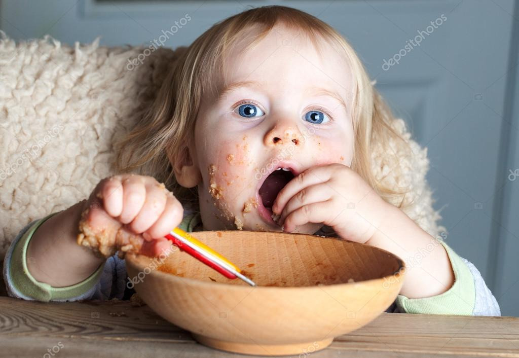 Кушаем кашку. Еда для детей. Ребенок ест кашу. Ребенок ест ложкой. Ребенок завтракает.