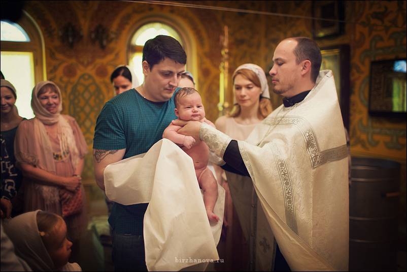 Что нужно в церкви для крещения. Крестный в церкви. Крестная в церкви. Фотосессия крещения ребенка. Крещение девочки в церкви.