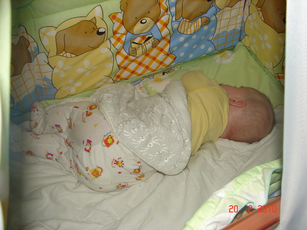 Новорожденному спать на боку или спине. Сон на боку новорожденного.