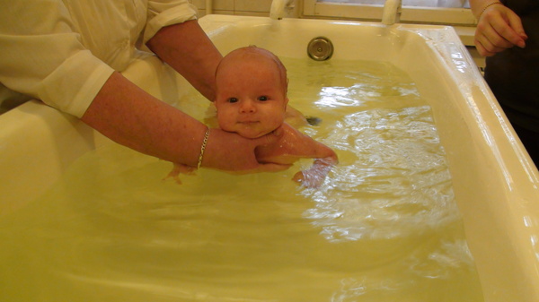 Купаться 3 месяц. Купание новорожденного в большой ванне. Купание ребенка в большой ванне. Купать малыша в большой ванне. Купание новорожденного на животе.
