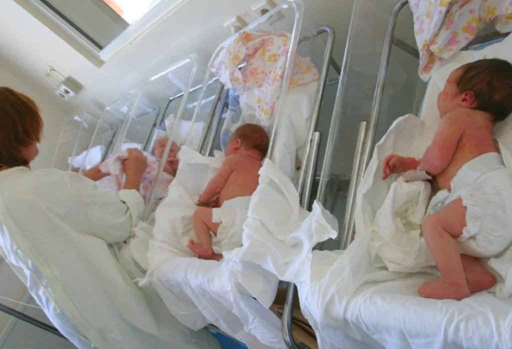 Рожать русских сыновей. Палата с новорожденными детьми. Родильное отделение младенцы.