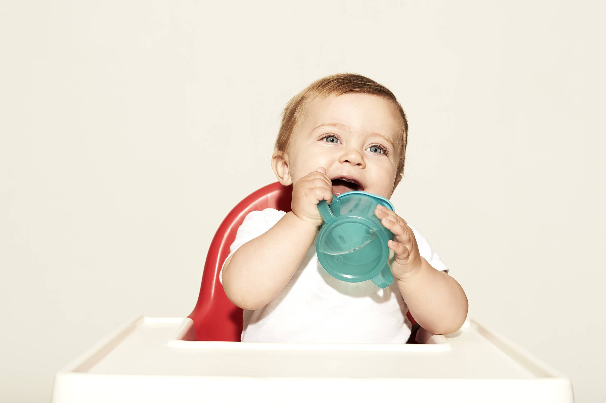 Можно новорожденному пить воду. Поильник для малышей. Ребенок пьет из поильника. Малыш пьет. Чашка для малышей.