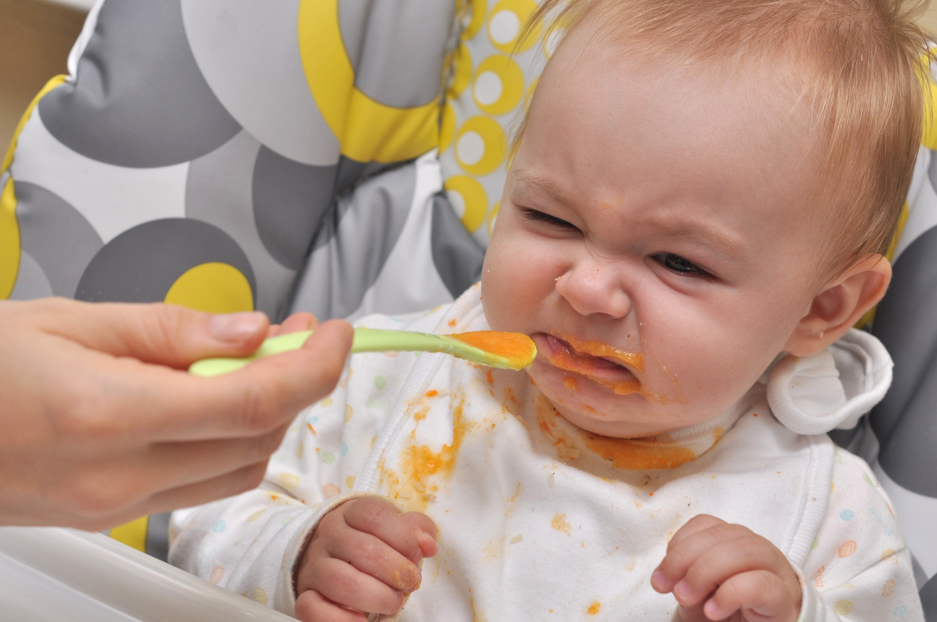Не вкусно. Малыш не хочет есть. Ребенок не хочет есть прикорм. Малыш ест. Малыш ест прикорм.