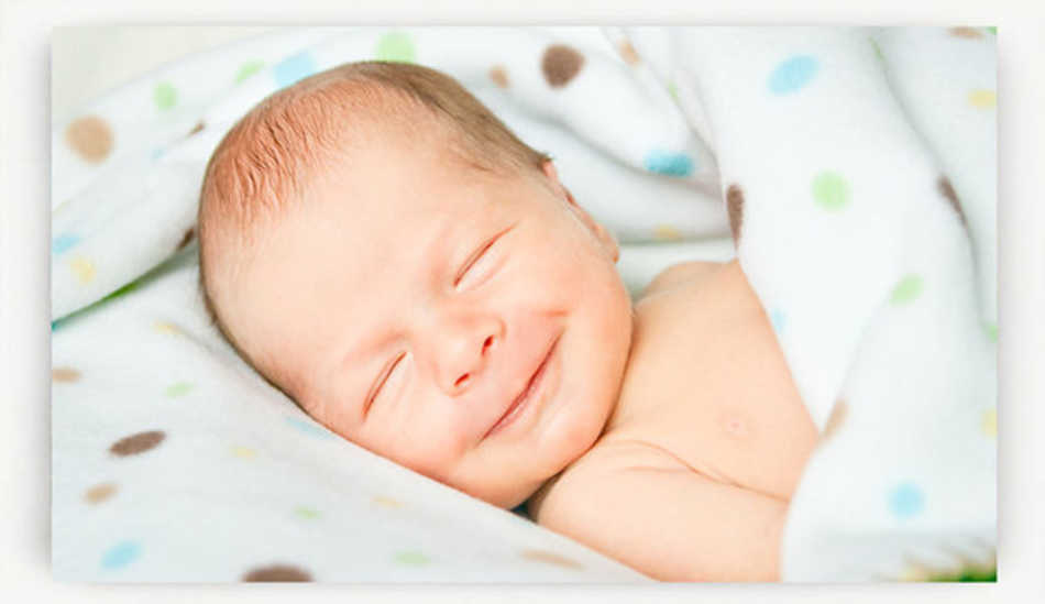 Первая улыбка ребенка. Малыш улыбается. Новорожденный улыбается. Новорожденный ребенок улыбается. Грудно йребенок улыбаетяс.