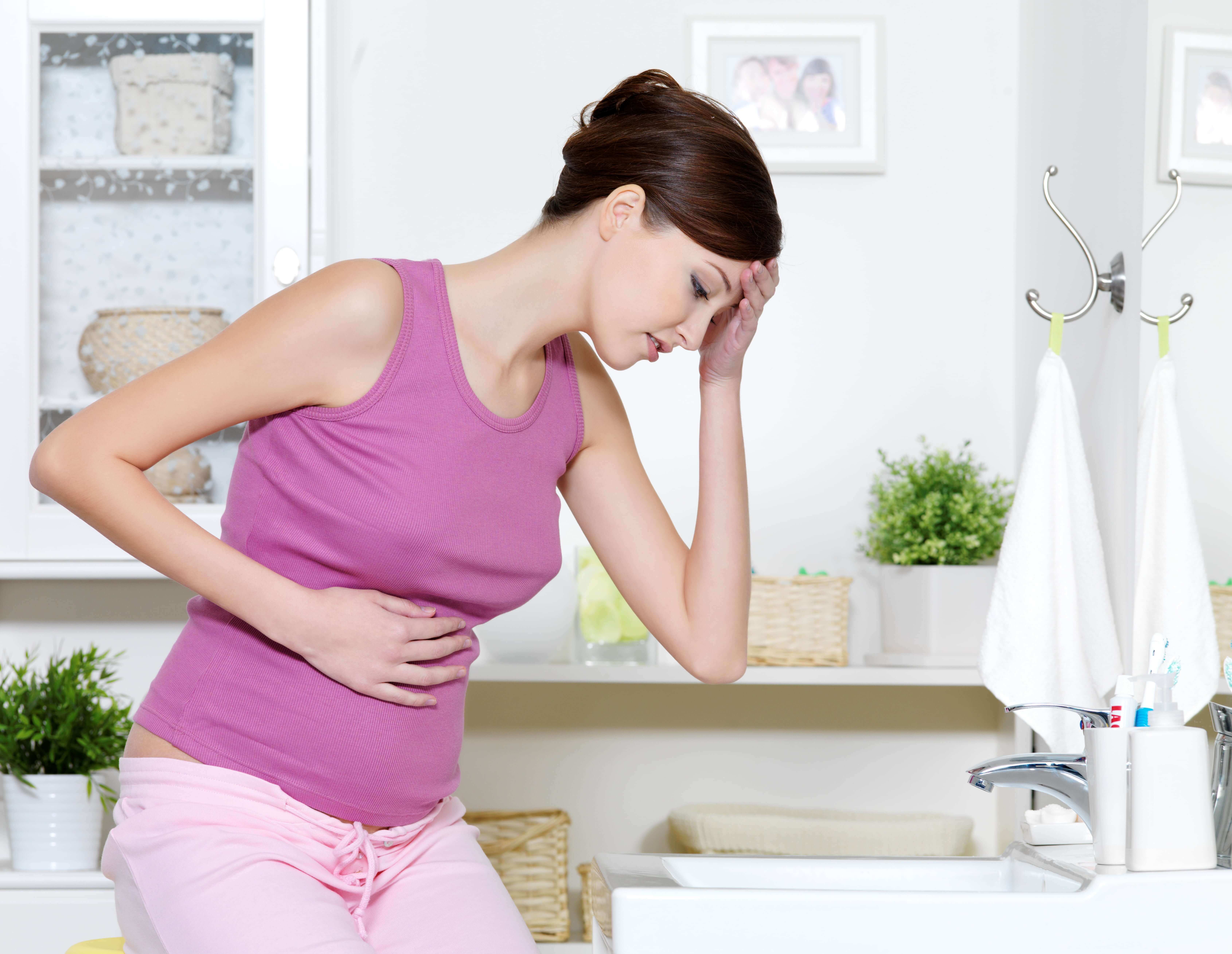 Как беременной справляться с. Токсикоз. Весеннее недомогание. Фотографии женщин со вздутием. У мамы болит живот.