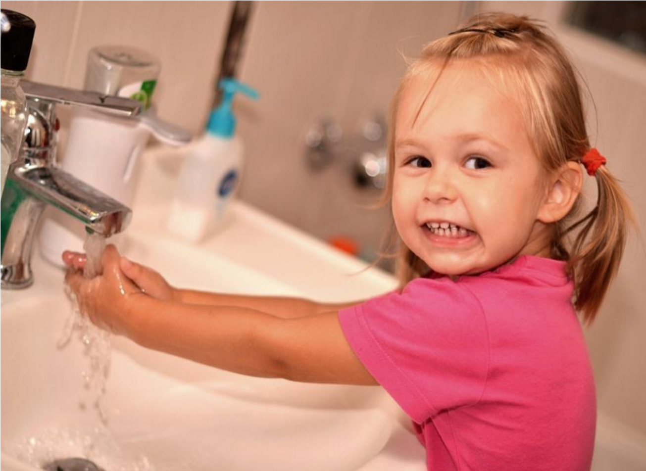 Гигиена детей 2 3 лет. Ребенок умывается. Ребенок моет руки. Умывание ребенка. Мытье рук для детей.