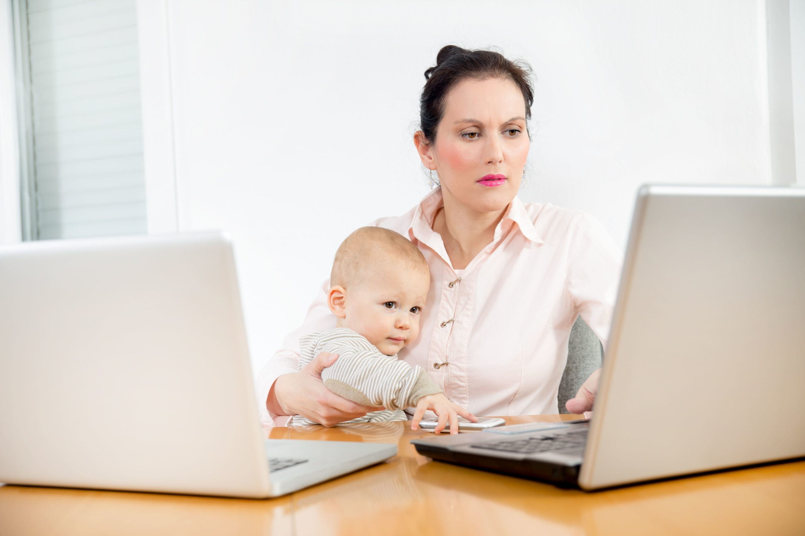 Мама с ребенком за компьютером