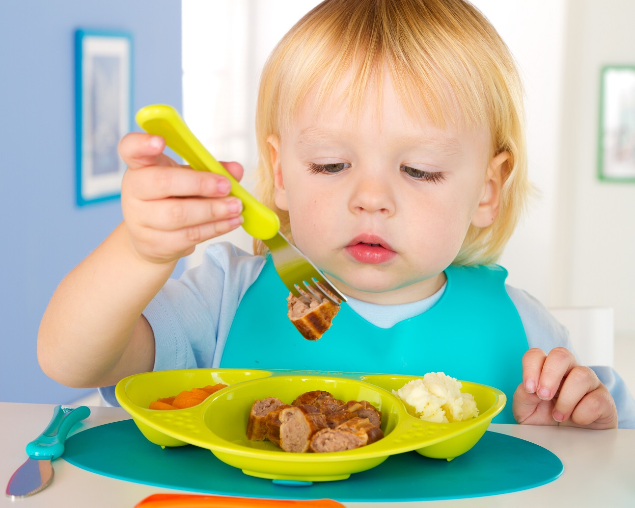 Как научить есть кусочки. Маленький ребенок с едой. Еда для детей. Ребенок ест ложкой. Малыш кушает.