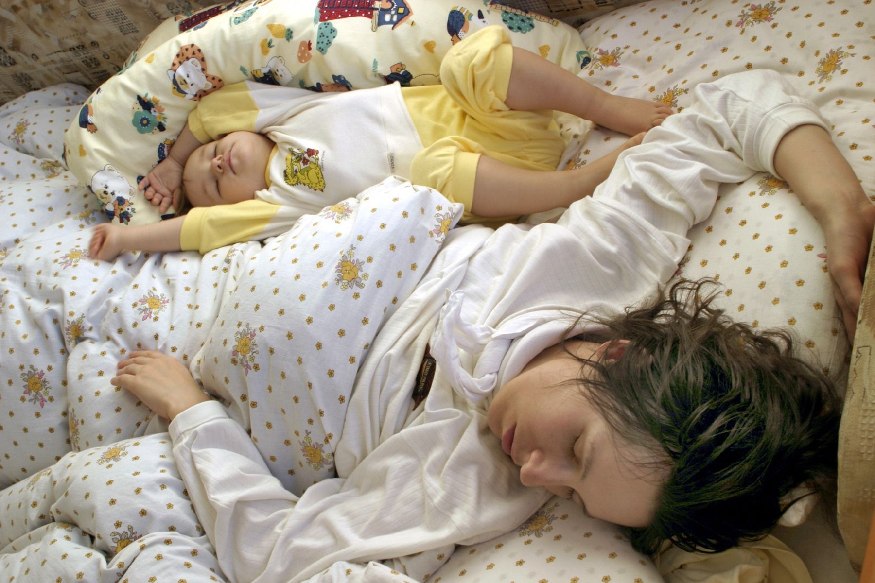 дети спят в одной кровати