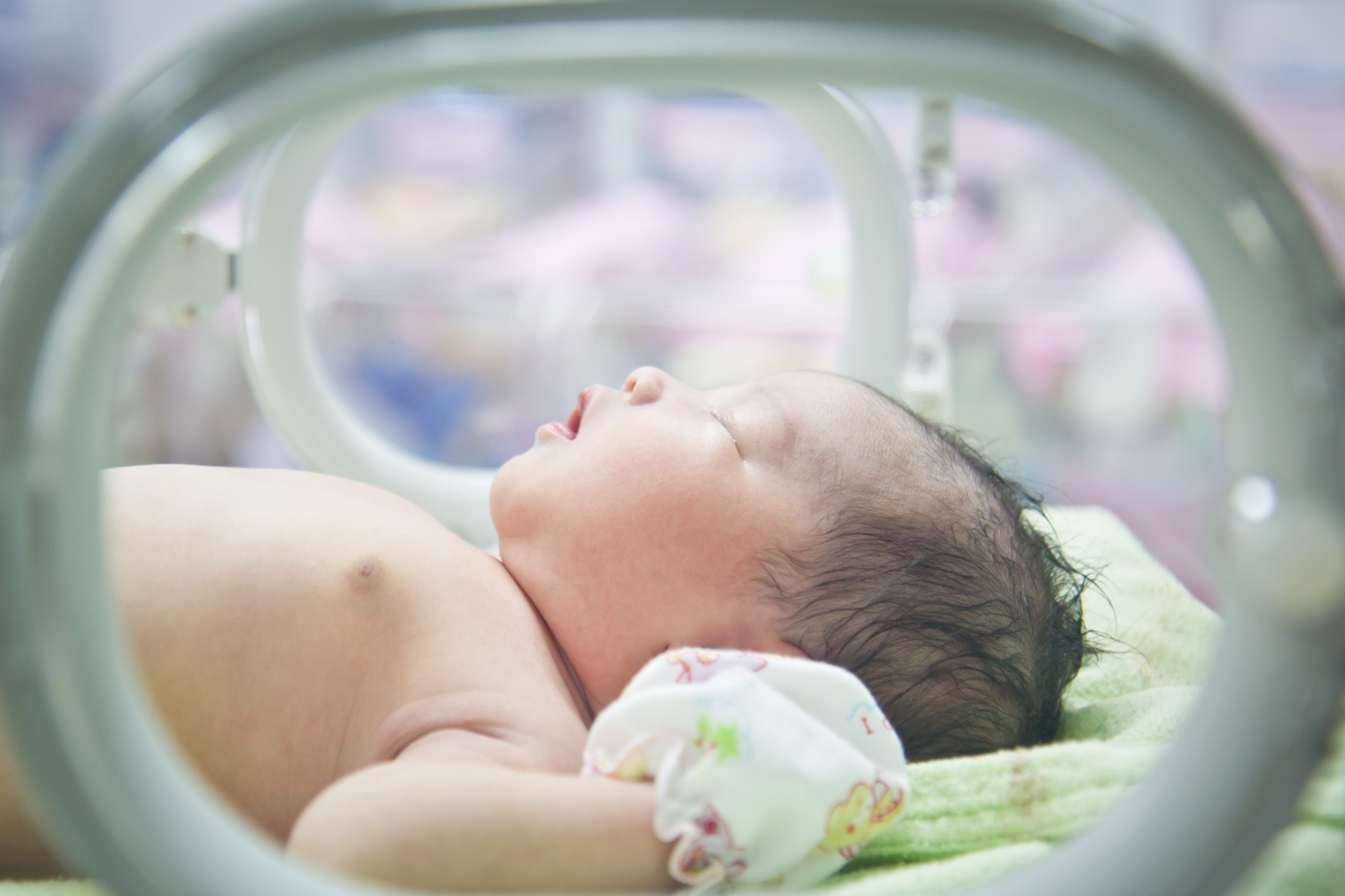 Уход за недоношенными новорожденными. Недоношенный новорожденный. Новорожденные первые часы. Младенец первые дни жизни. Для новорожденных.