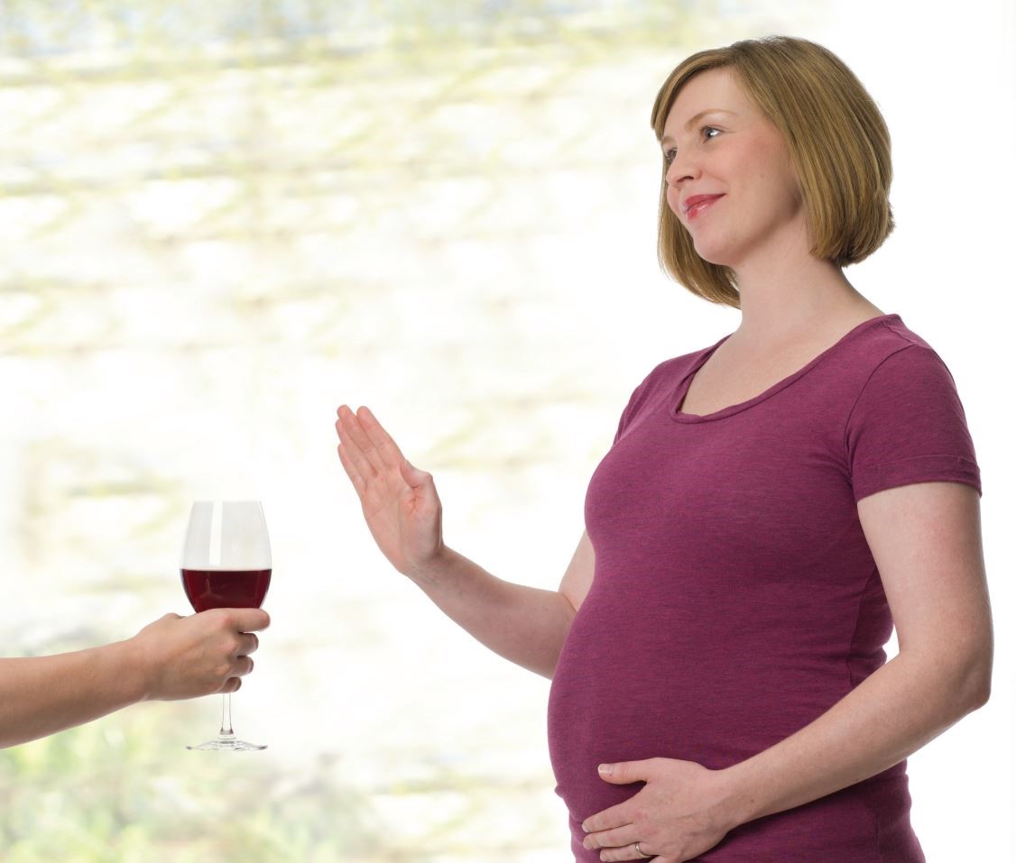 Пьющие беременные ел. Вредные привычки беременной. Пьющие беременные женщины. Беременные женщины в возрасте.