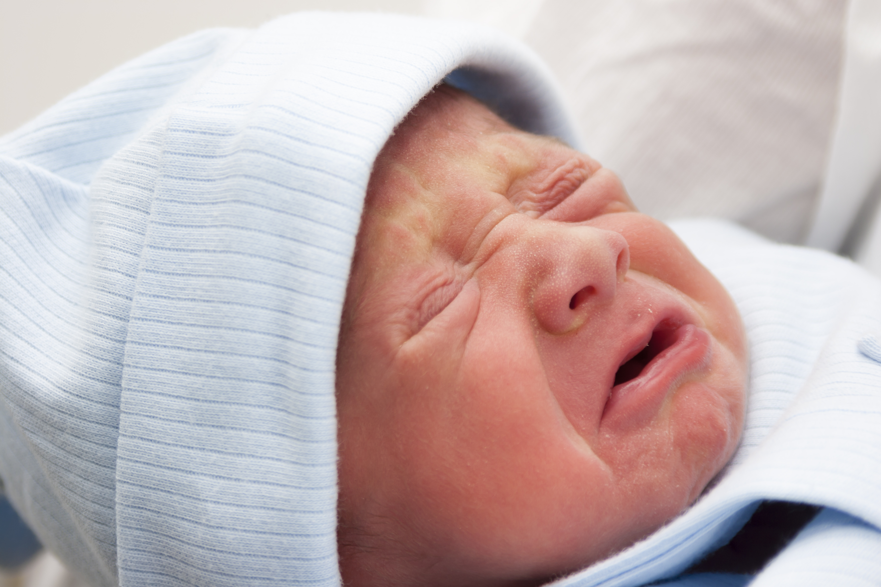 Почему новорожденный постоянно плачет. Младенец плачет. Новорожденный кричит. Плач новорожденного ребенка. Новорожденный ребенок плачет.