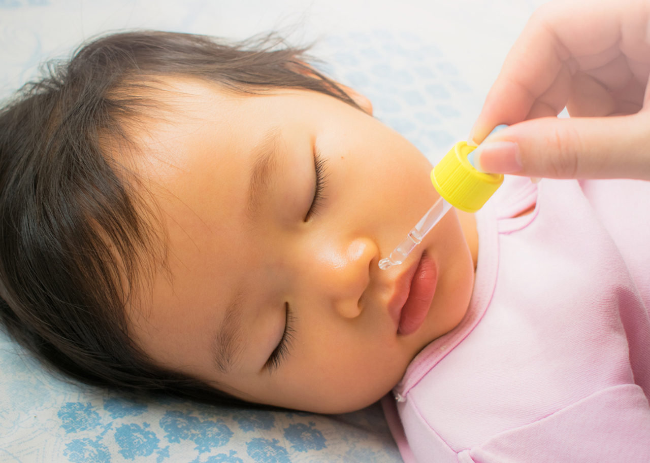 Ребенок год сильно заложен нос. Для насморка для детей новорожденных. Ребенку капают капли в нос. Ринит у грудничка.