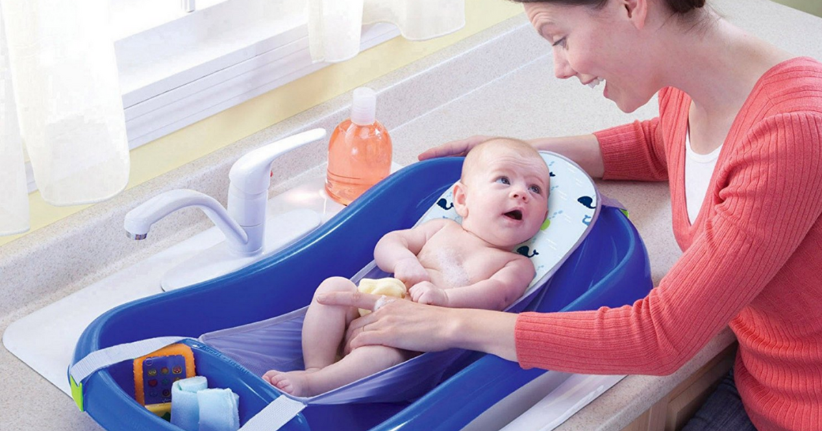 Температура для купания новорожденных в ванночке. Аксессуары для купания новорожденных. Купание младенца. Предметы для купания новорожденного. Дети в ванночкой Новорожденные.