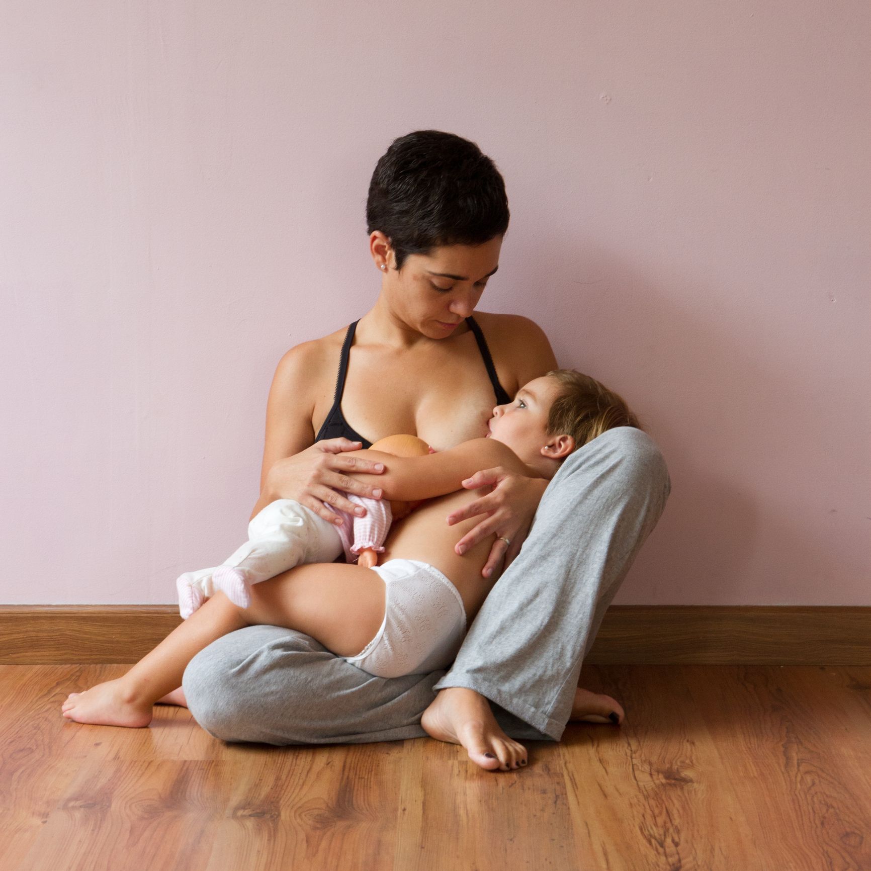 голая женщина кормит грудью ребенка фото фото 93
