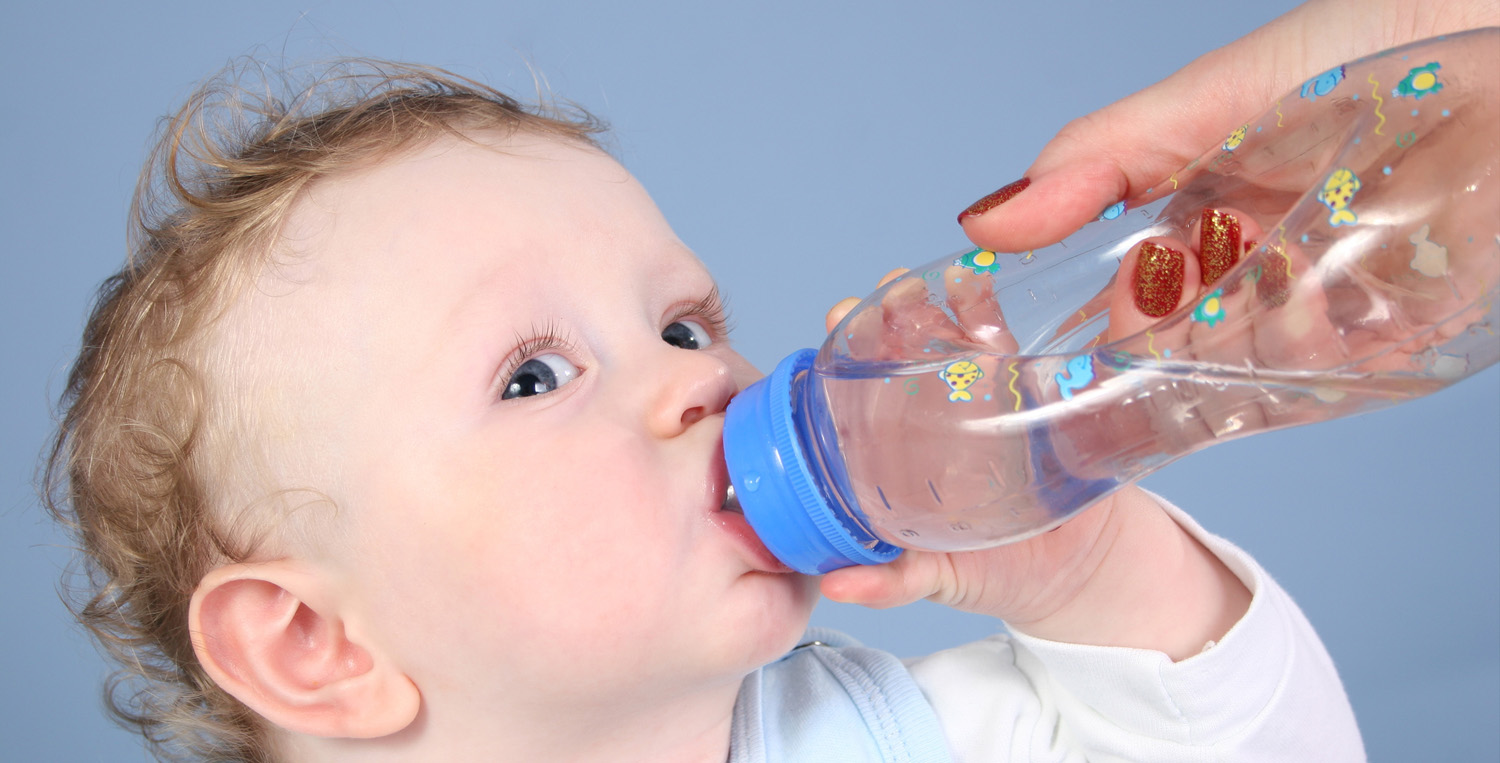 Пьет ли новорожденный воду. Ребенок пьет воду. Жажда у детей. Ребенок. Питьевой режим для детей.