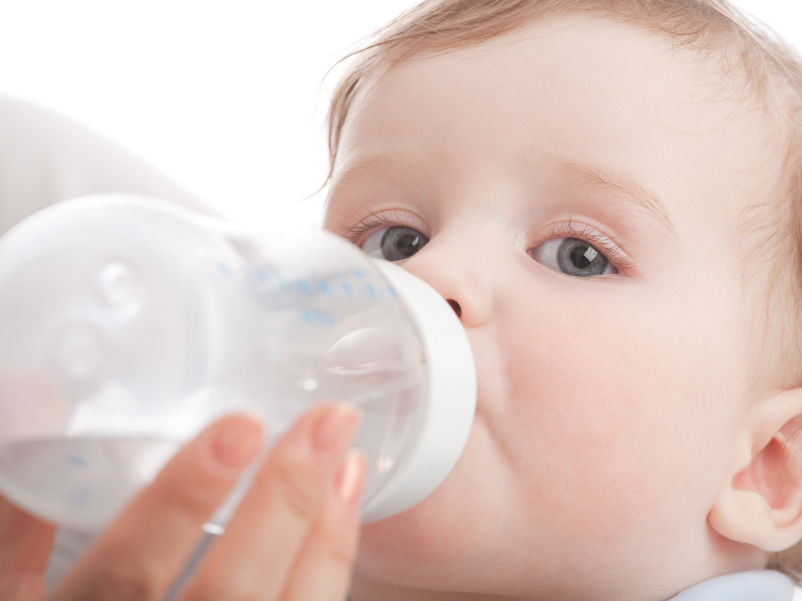 Можно новорожденному пить воду. Девочка пьет из бутылочки. Ребенок пьет воду. Жажда у детей. Питье новорожденного ребенка водой.