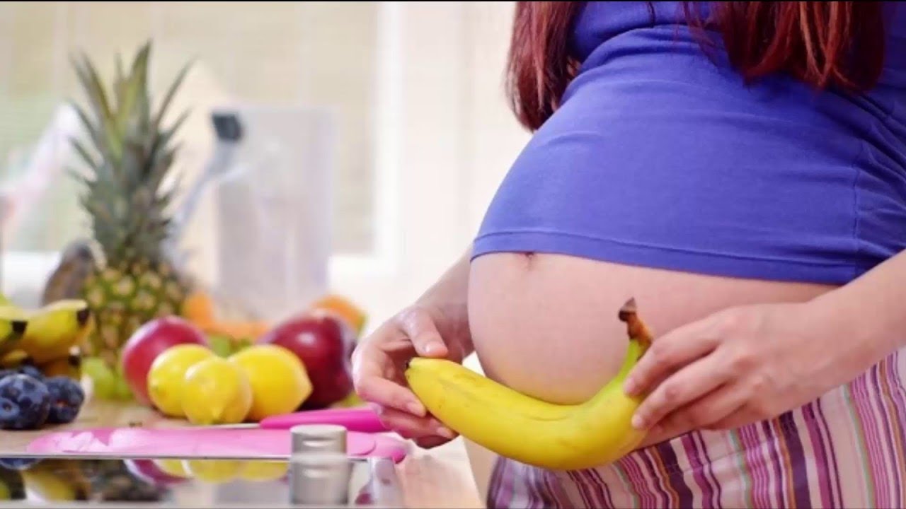 Во время беременности хочется. Беременной и фрукты. Беременный фрукт. Полезные фрукты для беременных.
