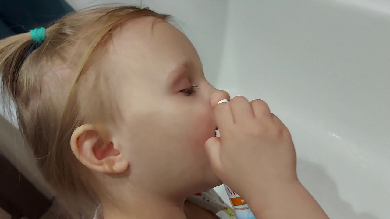 Можно ли промыть нос физраствором при насморке. Промывание носа ребенку 2 года. Промывание носа ребенку 3 года видео.