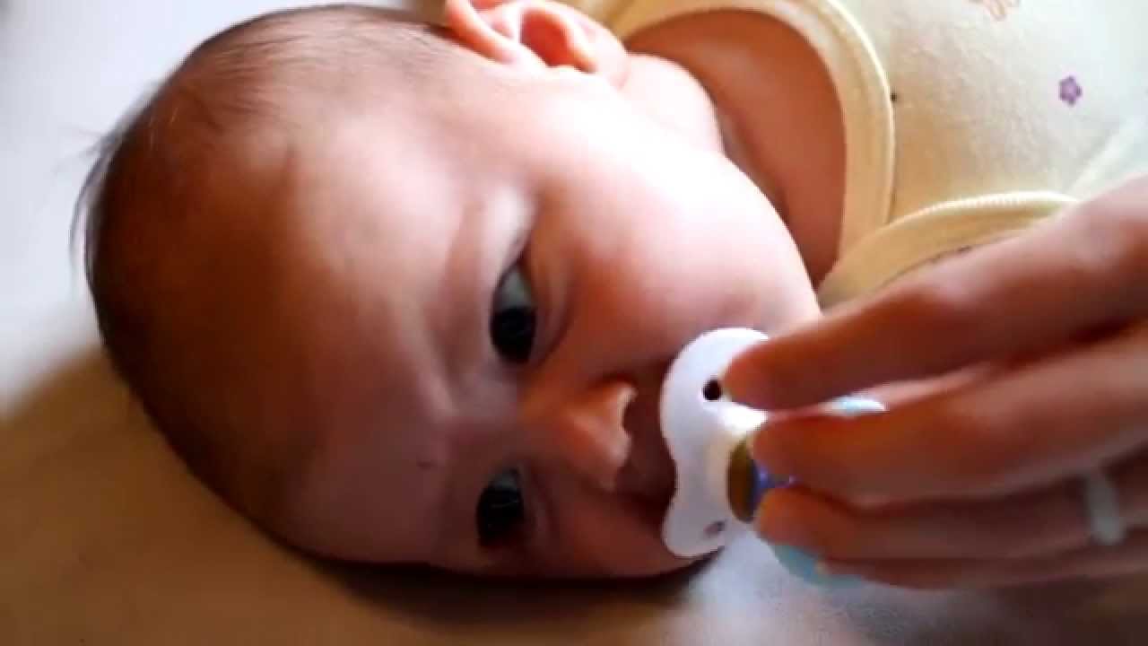 Ребенку месяц как приучить к соске. Фото разновидности сосок для младенцев. Дает соску ребёнку. Как правильно давать пустышку новорожденному с прикусом. Как приучить новорожденного к соске.