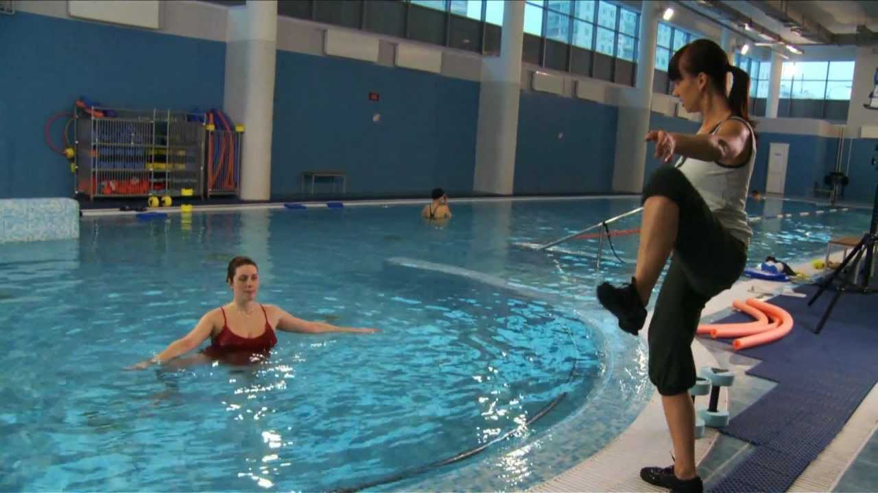 Можно ходить в бассейн беременным. Занятия для беременных в бассейне. Упражнения для беременных в бассейне. Беременные в бассейне. Беременность бассейн упражнения.