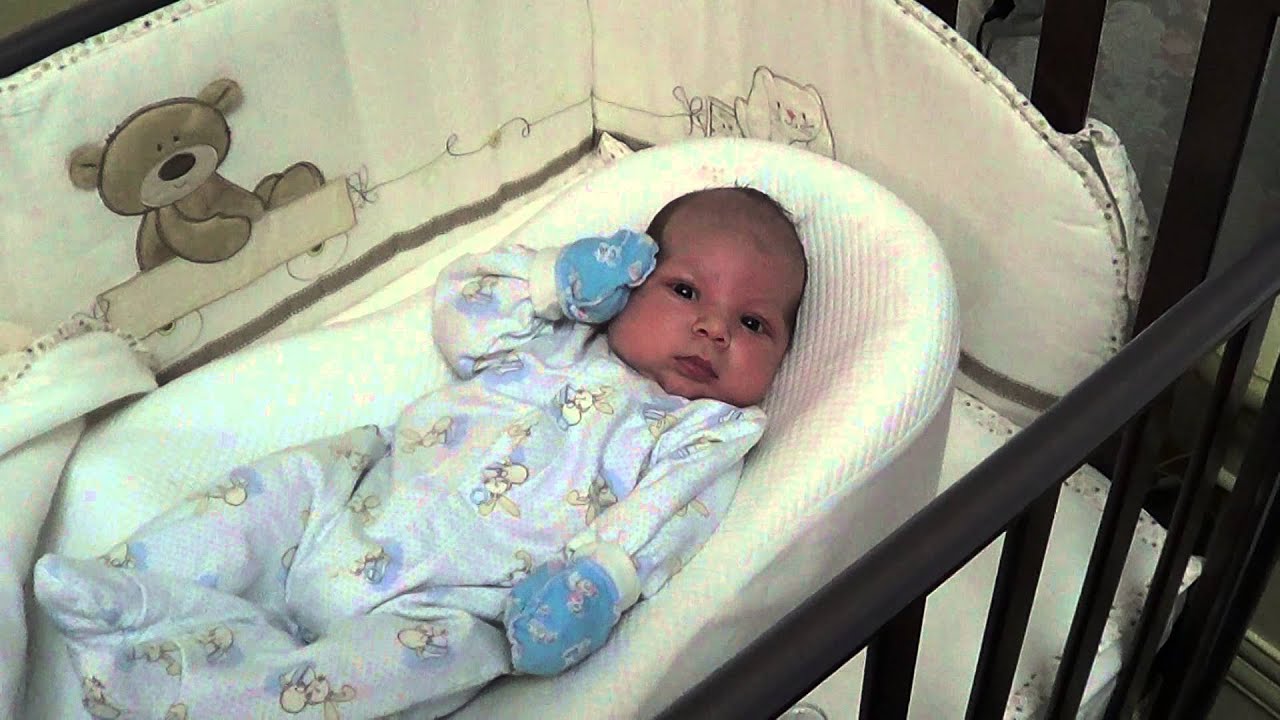 Новорожденные мальчики дома. Новорожденный ребенок в коляске. Фото двухмесячных детей. Новорожденный мальчик дома. Новорожденная девочка в коляске.