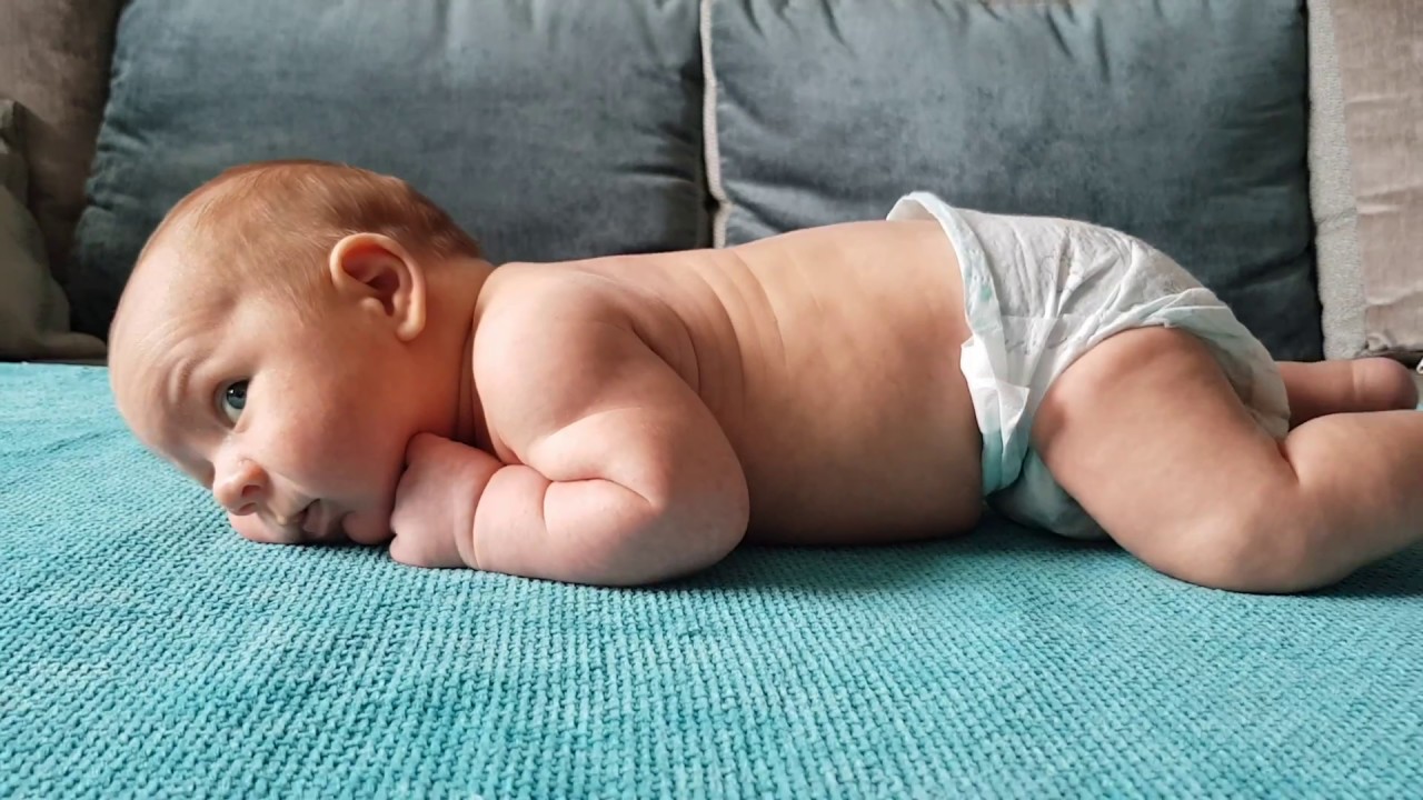 Ребенок лежит на животе 2 месяца. Рефлекс ползания Бауэра у новорожденных. Ребенок лежиттна животе. Младенец лежит на животе. Малыш в животике.