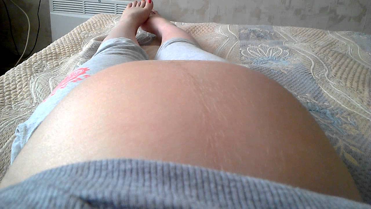 32 недели беременности сильно. Лежа на животе. Шевеления ребёнка в животе. Живот лежа при беременности.
