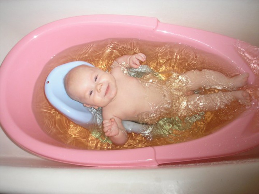 Купание ребенка днем. Купание младенца. Для купания новорожденных. Девочка купается в ванночке. Купать ребенка.