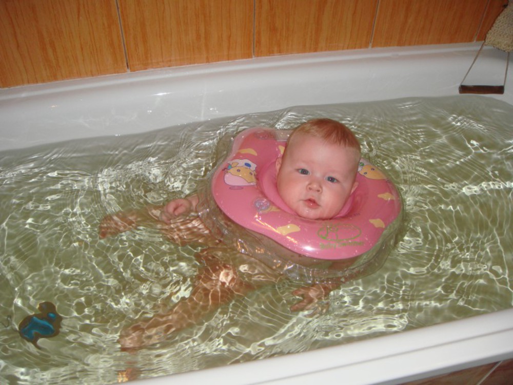 До скольки купаются. Воротник для плавания младенцев. Купание детей девочек без. Бебисвиммер. Плавание младенцев в ванне с кругом.