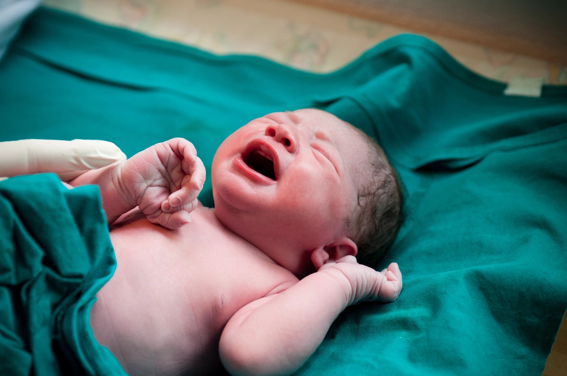 Ребенок родился в октябре. Перинатальная энцефалопатия у новорожденных. Новорожденный ребенок. Родовые травмы новорожденного.