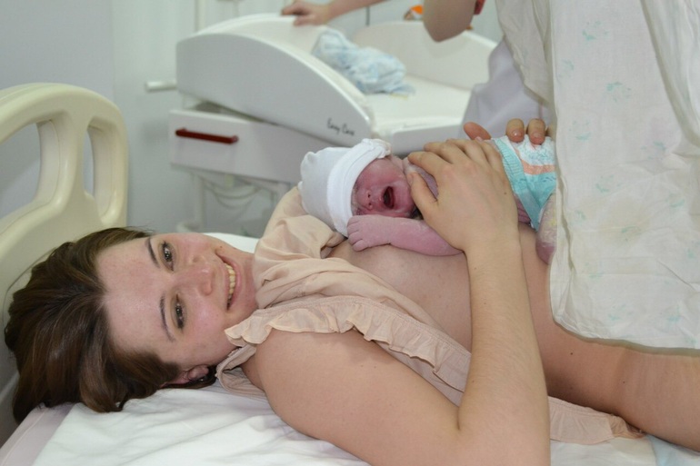 Первые роды больно. Процесс рождения ребенка в роддоме.