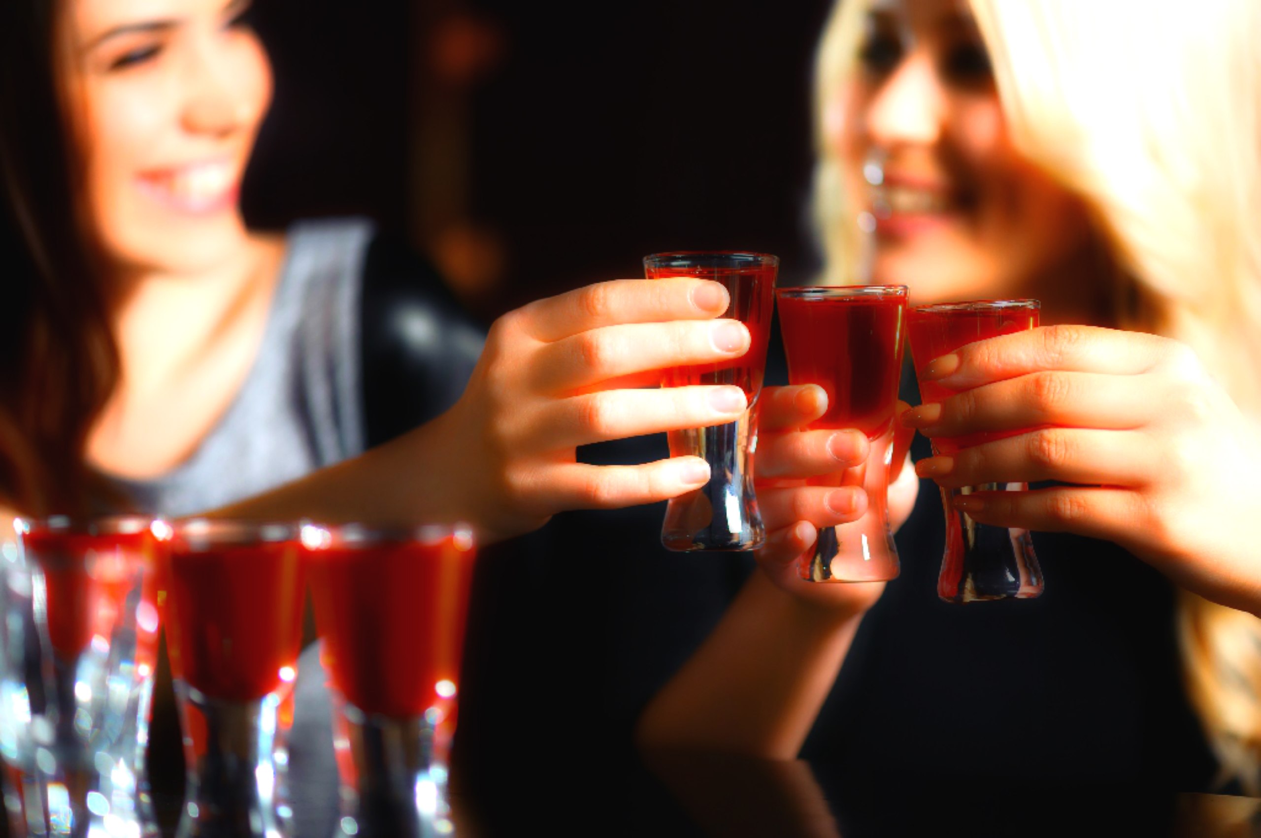 Красивые девушки пьют. Подруги пьют. Девушка пьет. Девушки выпивают. Девушка пьет алкоголь.