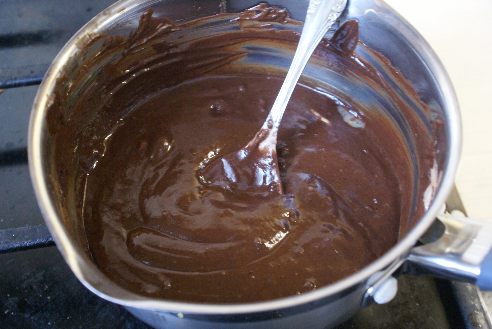 Глазурь из сливочного масла. Шоколадный крем с маскарпоне. Глазурь для торта из какао. Шоколадная глазурь для торта из какао. Шоколад для приготовления глазури.