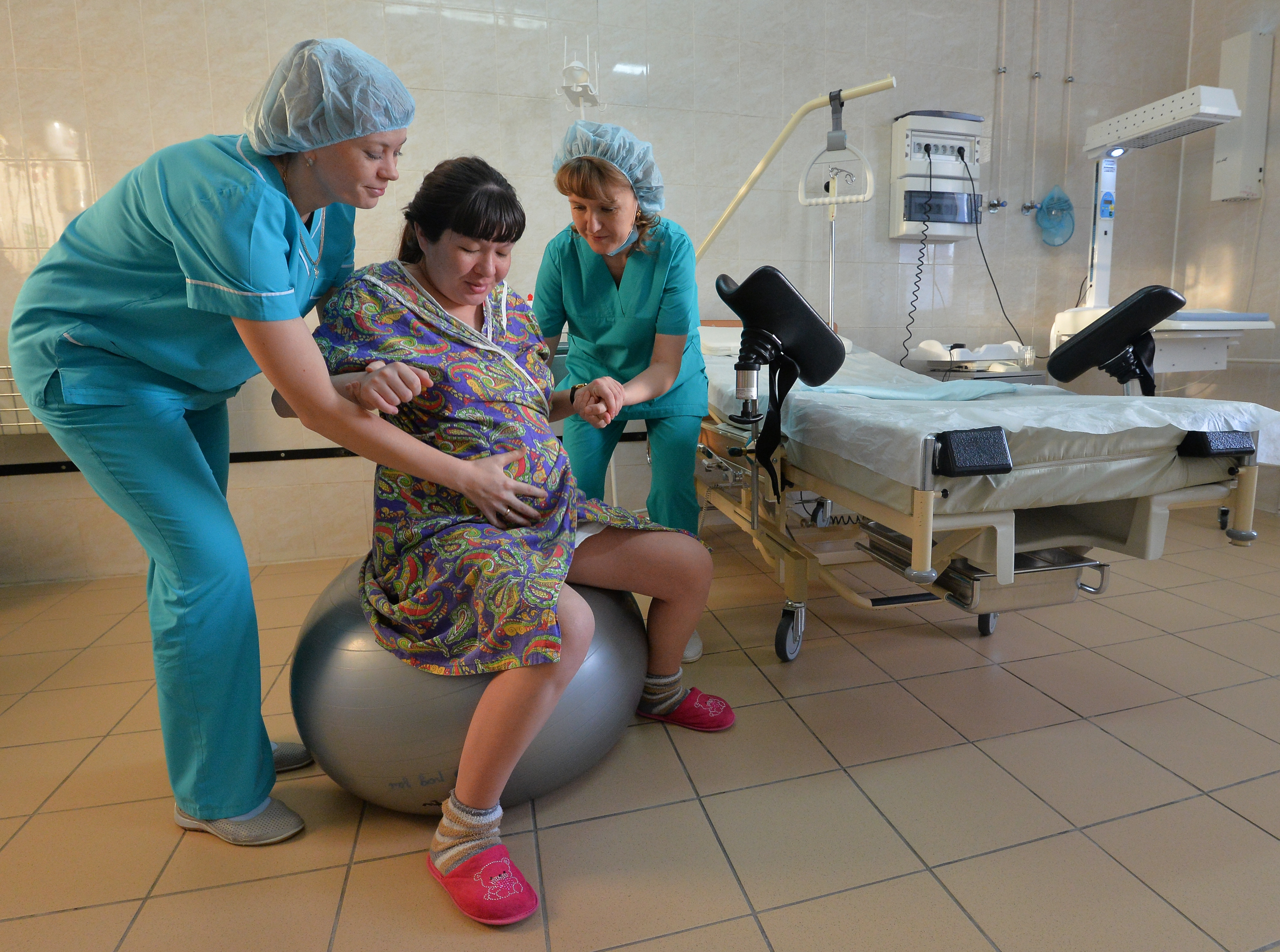 Четвертая беременность роды. Женщина в родильном зале.