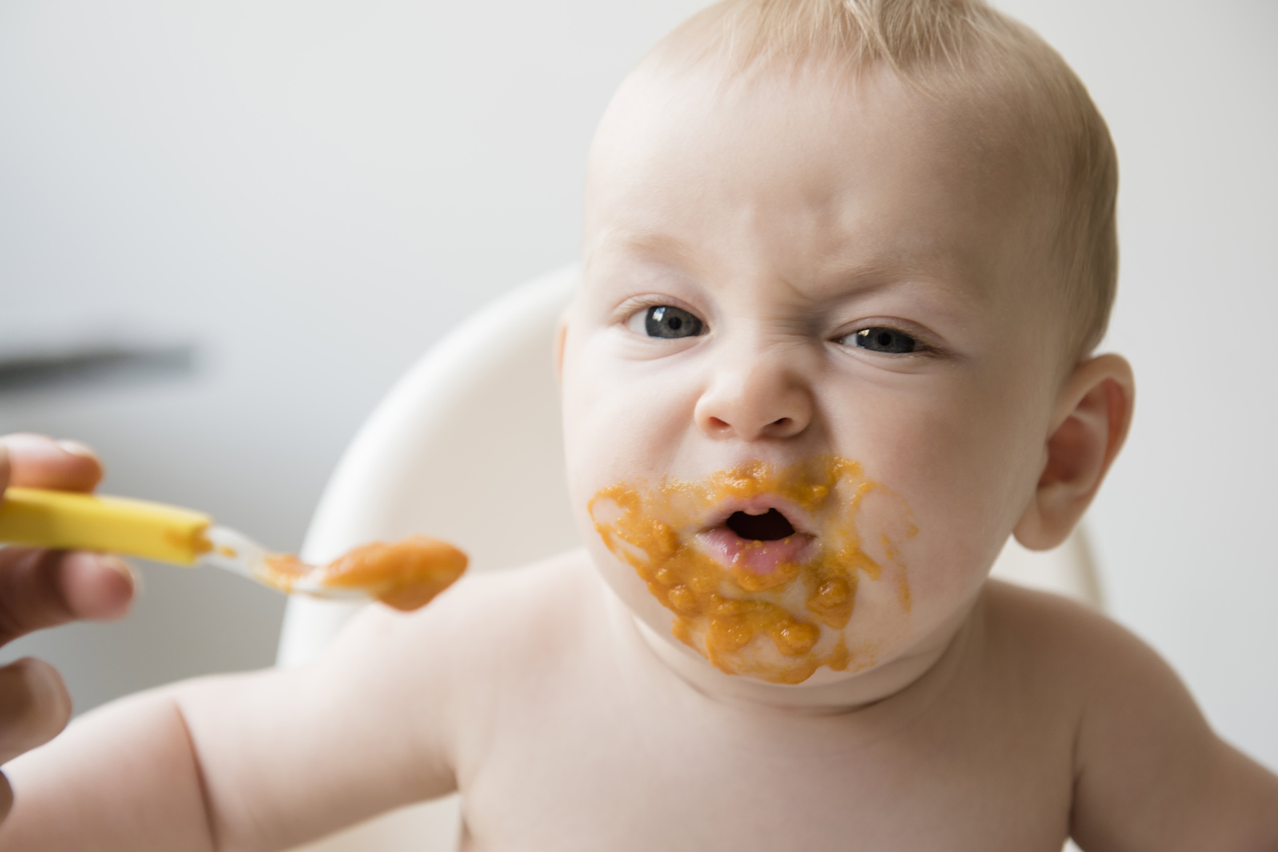 Дети едят масло. Ребенок кушает. Детский прикорм. Малыш ест. Маленький ребенок ест.