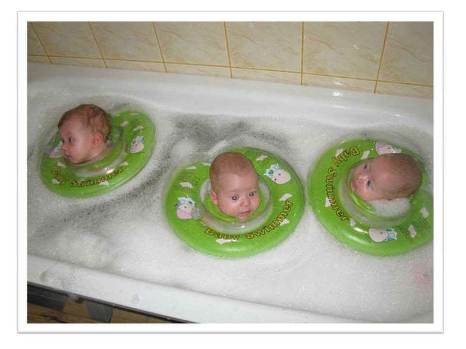 Купаться 3 месяц. Купание ребенка с кругом на шее. Купание новорожденногоививанной. Купание детей в ванной с кругом. Малыш с кругом в ванной.